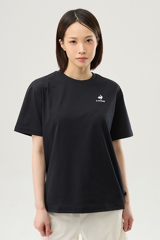 유니 듀얼플렉스 루즈핏 그래픽 반팔 티셔츠 - 블랙(QQ223LRS42)는 남녀 모두 착용 가능한 반팔 티셔츠입니다. 듀얼플렉스 소재를 사용하여 흡습 및 속건 기능이 뛰어나며, 면 터치 신축성으로 편안한 착용감을 제공합니다. 라운드넥 디자인에 루즈핏으로 제작되어 활동성을 높였으며, 봄, 여름철 일상에서 캐주얼, 스포티, 미니멀 스타일을 연출하기 좋습니다. 블랙, 화이트, 핑크, 블루 등 다양한 색상으로 출시되어 취향에 맞게 선택 가능하며, 로고 또는 그래픽 패턴으로 포인트를 더했습니다. 동네 마실룩이나 산책룩으로 활용하기 좋은 아이템입니다.
