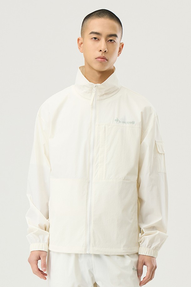 유니 씬플렉스 루즈핏 재킷 - 아이보리(QQ223LJK51)는 남녀 모두 착용 가능한 루즈핏 자켓입니다. 봄, 여름 시즌에 적합하며, 가볍고 얇은 두께감의 나일론, 폴리우레탄 혼방 소재로 제작되어 부드러운 촉감을 선사합니다. 일상생활에서 편안하게 착용하기 좋으며, 집업 스타일과 소매 포켓, 밑단 스트링 디테일이 특징입니다. 냉감 기능과 신축성이 있어 활동성이 뛰어나며, 밑단 스트링으로 사이즈 조절이 용이합니다. 베이직, 스포티, 캐주얼, 미니멀 스타일을 선호하는 분들께 추천하며, 동네 마실룩, 산책룩, 여행룩 등 다양한 TPO에 활용하기 좋습니다.
