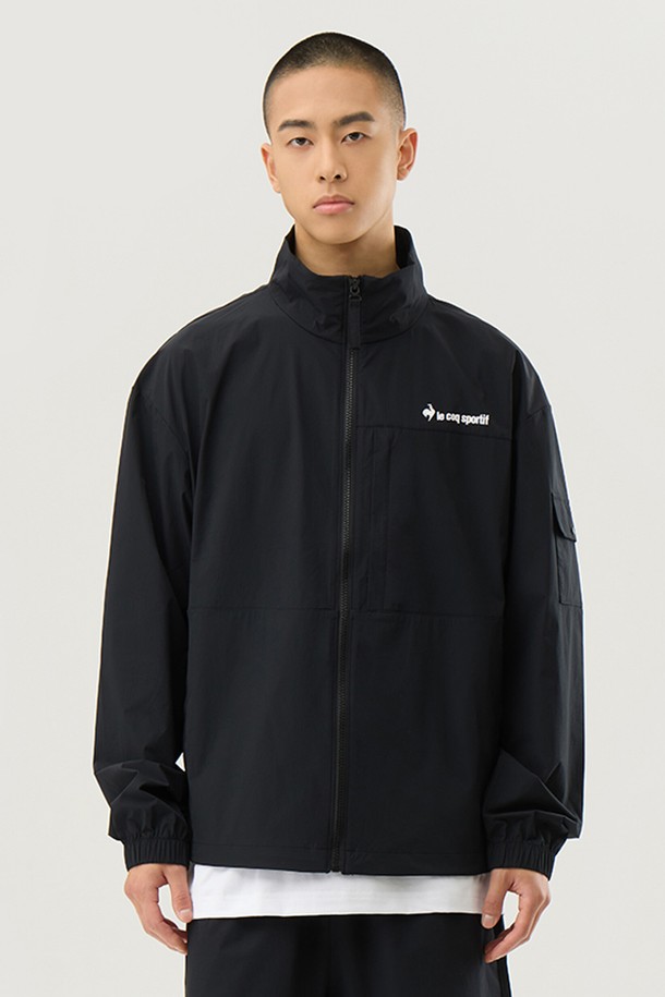 유니 씬플렉스 루즈핏 재킷 - 블랙(QQ223LJK51)은 남녀 모두 착용 가능한 스포티하고 베이직한 스타일의 자켓입니다. 얇은 두께감과 부드러운 촉감의 나일론, 폴리우레탄 혼방 소재로 제작되어 봄, 여름철에 시원하게 착용 가능합니다. 일상생활, 스포츠 활동 시 여행룩, 산책룩으로 활용하기 좋으며, 루즈핏 디자인과 스탠넥, 소매 포켓, 밑단 스트링 디테일이 특징입니다. 냉감 기능과 신축성, 사이즈 조절이 가능하여 편안한 착용감을 선사합니다. 블랙, 아이보리, 민트 세 가지 색상으로 출시되었습니다.
