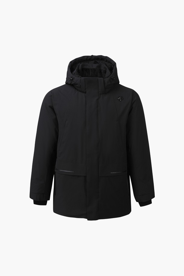 남성 중힙 기장 다운 점퍼 (DP41MFDJN1)는 겨울철 추위로부터 당신을 보호해 줄 필수 아이템입니다. 블랙 컬러의 무지 디자인으로, 어떤 옷에도 쉽게 매치할 수 있어 활용도가 높습니다. 일상생활은 물론 골프를 즐길 때에도 스포티하고 캐주얼한 스타일을 연출할 수 있습니다. 중힙 기장의 레귤러핏으로 편안한 착용감을 제공하며, 발수, 방풍, 보온 기능은 물론 발열 안감까지 더해져 뛰어난 보온성을 자랑합니다. 부드러운 촉감의 폴리에스터, 나일론, 거위솜털, 거위깃털 혼용 소재로 제작되어 겨울철 쾌적한 활동을 보장합니다.
