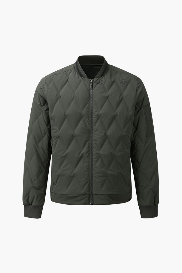 남성 블루종 [tube down] (DP42MFDJO7)은 방풍 및 발수 기능이 뛰어난 겨울용 블루종 다운 점퍼입니다. 스포티한 스타일의 무지 디자인으로, 골프룩 및 겨울 데일리룩에 모두 잘 어울립니다. 두꺼운 두께감과 레귤러 핏으로 보온성을 높였으며, 폴리에스터, 폴리우레탄, 거위솜털, 거위깃털 등의 고급 소재를 사용하여 제작되었습니다. 니트 포인트와 액션밴드 디테일로 활동성을 더했습니다. 색상은 [DBLG], [DKHG] 두 가지로 출시되었습니다.
