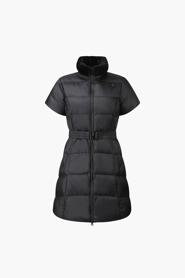 여성 반팔 롱다운 점퍼 (DP42WFDVO3)는 겨울철 데일리룩을 위한 베이직 스타일의 롱다운 점퍼입니다. 블랙과 카키 두 가지 색상으로 출시되었으며, 무지 디자인으로 어떤 옷에도 쉽게 매치할 수 있습니다. 넉넉한 기장의 롱다운으로 보온성을 높였으며, 집업 스타일로 간편하게 착용 가능합니다. 카라 부분의 퍼 디테일이 특징이며, 거위솜털 90%와 거위깃털 10%의 충전재를 사용하여 따뜻함을 제공합니다. 나일론과 폴리에스터 소재로 제작되었으며, 안감은 나일론입니다.
