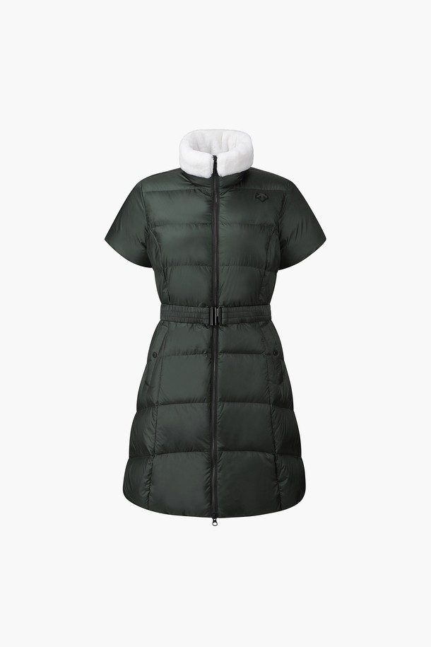 여성 반팔 롱다운 점퍼 (DP42WFDVO3)는 겨울철 골프룩 또는 데일리룩에 적합한 여성용 롱다운 점퍼입니다. 스포티하면서 미니멀한 스타일로, 무지 디자인에 레귤러핏으로 제작되었습니다. 지퍼형 여밈 방식이며, 나일론과 폴리에스터 혼방 소재로 보온성을 높였습니다. 카라 퍼 디테일과 거위솜털 90%, 거위깃털 10%의 충전재를 사용하여 추운 날씨에도 따뜻하게 착용할 수 있습니다. 반소매 기장의 두꺼운 다운 점퍼입니다.
