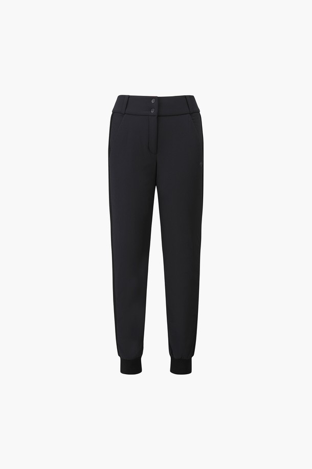 **여성 씬다운 조거팬츠 (DP42WFPTN4)**는 골프 활동에 적합하도록 디자인된 여성용 조거핏 긴 바지입니다. 블랙 색상에 스포티한 무드를 더했으며, 사계절 모두 착용할 수 있습니다. 나일론, 레이온, 폴리우레탄, 폴리에스터 혼방 소재로 제작되어 얇지만 방수 기능과 안감을 갖춰 편안함을 제공합니다. 미니멀한 디자인에 무지 패턴으로 다양한 상의와 매치하기 용이합니다. 밴딩 처리되어 활동성을 높였으며, 골프룩을 위한 실용적인 아이템입니다.
