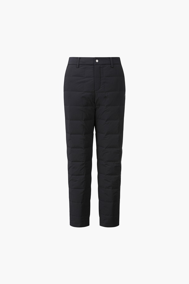 남성 사각 튜브 다운 팬츠 (DP42MFPTN1)는 겨울철 골프룩 또는 데일리룩에 적합한 스포티한 스타일의 긴 바지입니다. 블랙 색상의 무지 패턴으로, 레귤러핏의 두꺼운 두께감과 보온 및 방풍 기능을 갖춘 것이 특징입니다. 폴리에스터, 폴리우레탄, 레이온, 거위솜털, 거위깃털 등 다양한 소재를 사용하여 제작되었으며, 안감은 다운으로 처리되어 뛰어난 보온성을 제공합니다. 밑단 립 처리와 허리 노출 밴딩 디테일로 활동성과 편안함을 동시에 잡았습니다.
