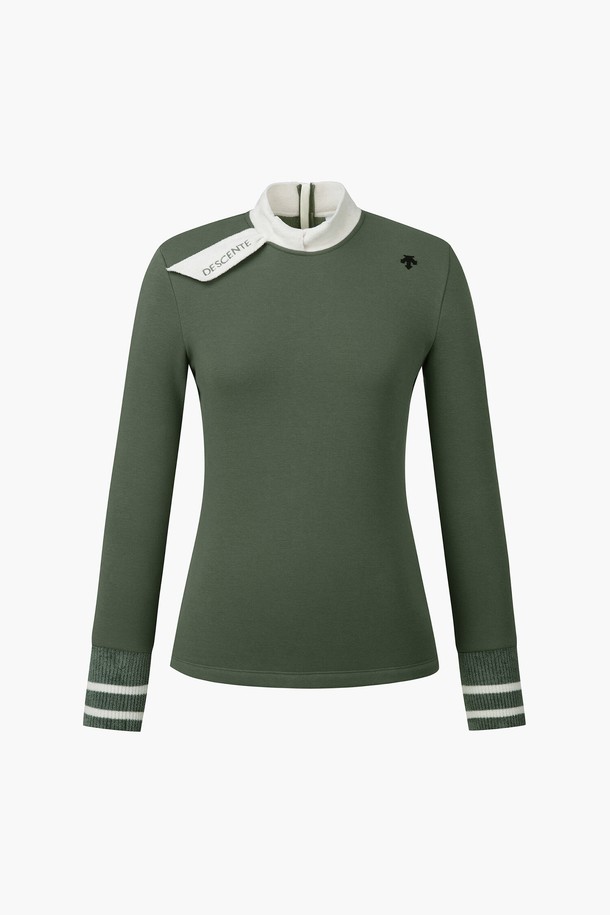 여성 넥변형 밍크기모 티셔츠 (DP42WFTLO9)는 부드러운 밍크 기모 안감으로 뛰어난 보온성을 제공하는 여성용 티셔츠입니다. 터틀넥 디자인으로 목을 따뜻하게 감싸주며, 넥과 소매단에 셔닐사를 사용하여 고급스러운 포인트를 더했습니다. 벨로아 디테일이 돋보이는 이 티셔츠는 마치 머플러를 착용한 듯한 효과를 주어, 겨울철 스포티, 클래식, 미니멀 스타일의 골프룩 또는 데일리룩에 활용하기 좋습니다. 폴리에스터, 면, 폴리우레탄, 울, 나일론을 혼방하여 부드러운 촉감과 레귤러핏을 선사하며, 긴 소매 기장으로 따뜻함을 더했습니다. 무지 디자인으로 다양한 하의와 매치하여 폭넓은 스타일을 연출할 수 있습니다.
