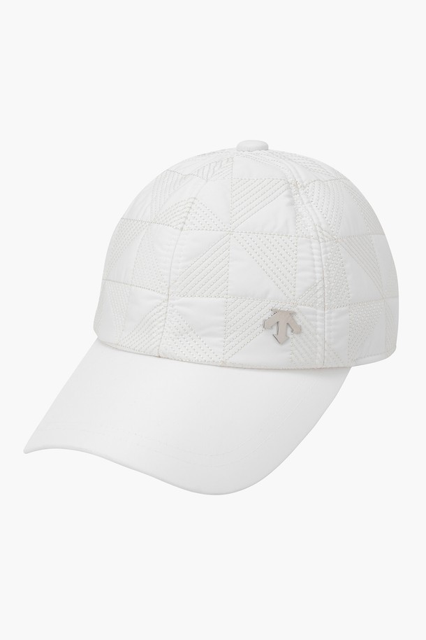 여성 약패딩 캡 (DP42WFCPN2)은 겨울철 골프 및 일상 패션에 적합한 여성용 캡입니다.  무지 디자인에 약패딩 두께로 보온성을 높였으며, 챙 넓이는 7.9cm입니다. 캐주얼, 미니멀, 클래식 스타일을 모두 아우르며, BLKG, IVYG 두 가지 색상으로 출시되었습니다. 폴리에스터 소재로 제작되었으며, 머리둘레는 57cm입니다. 베트남에서 제조되었습니다.
