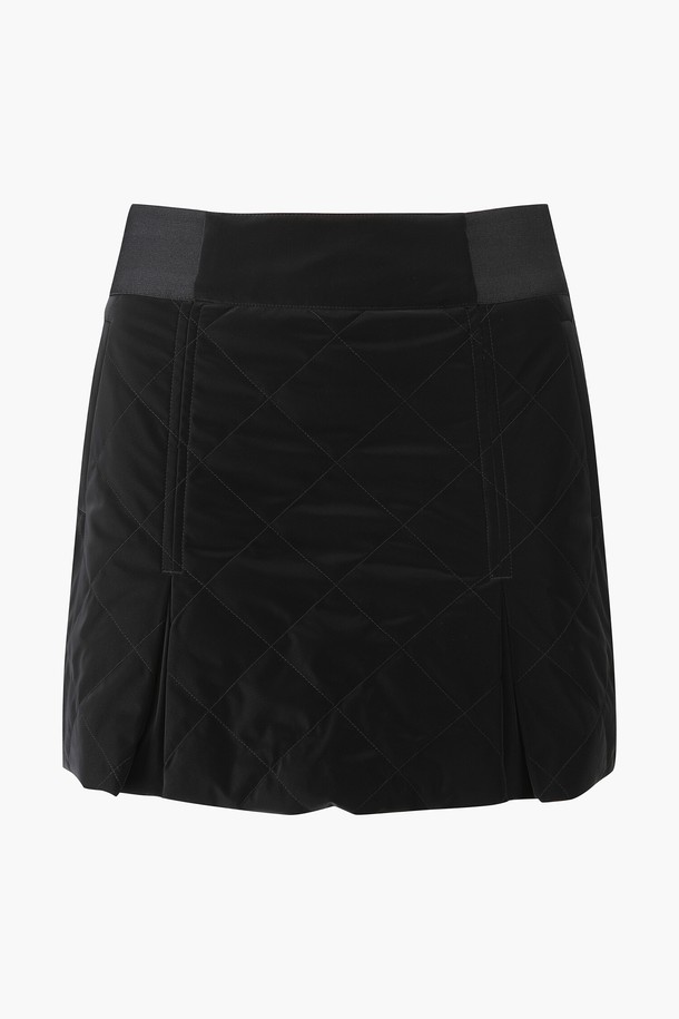 여성 A라인 패딩 스커트(DP42WFSKO4)는 겨울 시즌, 골프 또는 일상에서 활용하기 좋은 패딩 스커트입니다. 스포티한 스타일의 A라인 핏으로, BLKG, LBLG 두 가지 색상으로 출시되었습니다. 보온성을 높여주는 신슐레이트 충전재와 안감 패딩으로 추운 날씨에도 따뜻하게 착용 가능합니다. 허리 밴딩 처리와 밑단 트임 디테일로 활동성을 더했습니다. 폴리에스터, 나일론, 폴리우레탄 혼방의 겉감 소재와 두꺼운 두께감으로 제작되었습니다.
