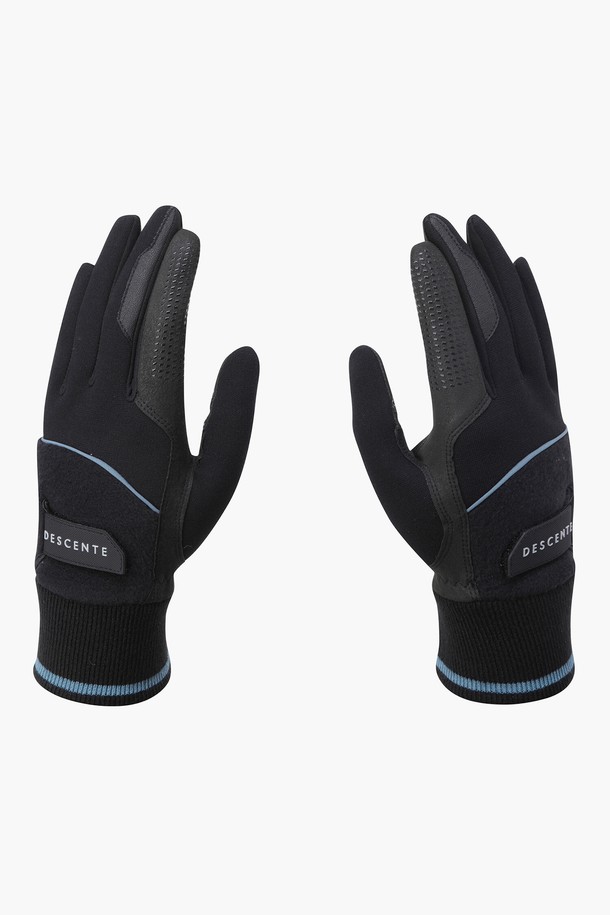 남성 골프룩에 어울리는 남성 360 그립 방한 장갑 (DP42MFGLO1)입니다. 기모 저지와 플리스 소재를 사용하여 보온성을 높였으며, 360도 그립 패턴으로 뛰어난 그립감을 제공합니다. 손바닥 면에는 미끄럼 방지를 위한 논슬립 실리콘 처리가 되어 있어 안정적인 플레이를 돕습니다. 양손 모두 사용할 수 있는 디자인으로, 스포티한 스타일을 연출합니다. 인도네시아에서 제조되었습니다.
