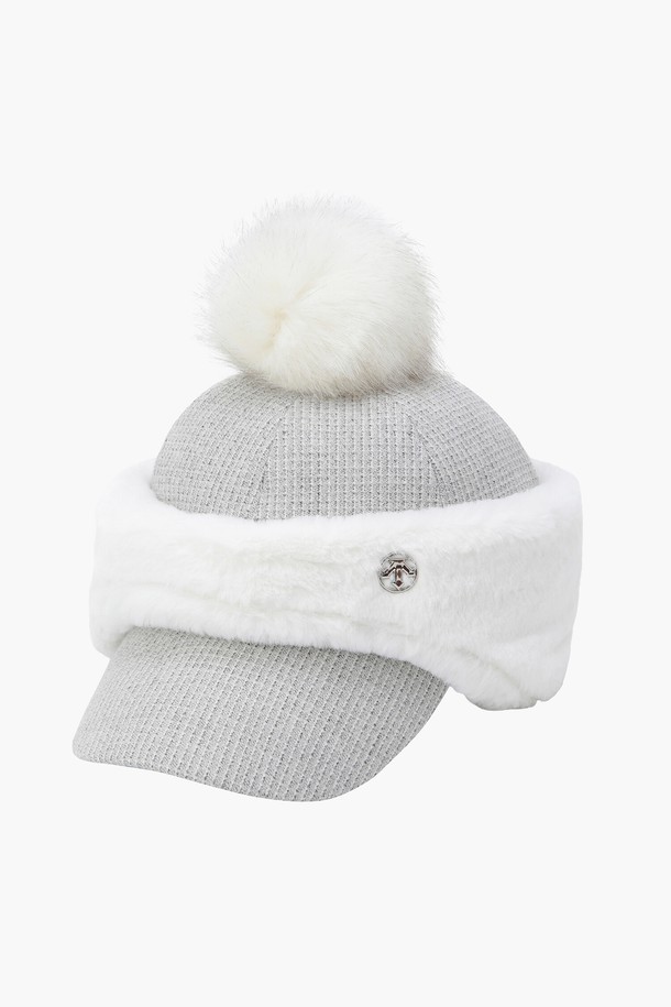 **여성 이어워머 SET 방한캡 (DP42WFCPO1)**은 골프, 겨울 스포츠, 일상에서 활용 가능한 여성용 방한 모자입니다. 탈부착 가능한 인조 퍼 이어워머와 방울이 디자인되어 있어 보온성을 높였으며, 추운 날씨에도 따뜻하고 스타일리시하게 착용할 수 있습니다. 폴리에스터, 레이온, 엘라스테인, 모달아크릴 소재로 제작되어 부드러운 촉감과 편안한 착용감을 제공합니다. 무지 디자인으로 다양한 겨울 코디에 매치하기 좋으며, 탈부착 이어워머를 떼어내고 단독 볼캡으로도 활용 가능하여 실용적입니다. 클래식, 미니멀, 캐주얼 스타일을 즐겨 입는 여성분들께 추천하는 F/W 라운딩용 방한캡입니다.
