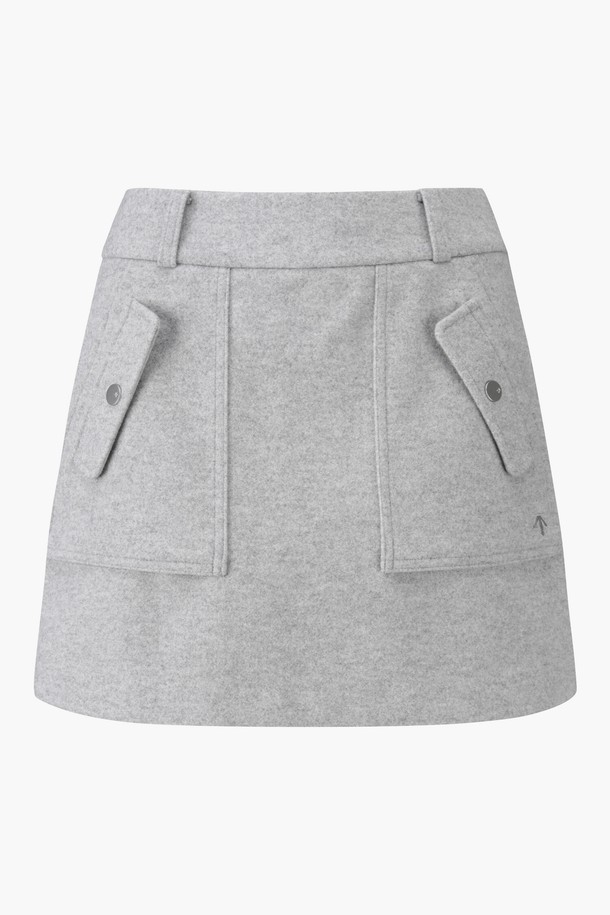 여성 포켓 포인트 A라인 스커트 (DP42WFSKO1)는 봄, 가을 시즌에 골프룩으로 활용하기 좋은 스커트입니다. 스포티하고 미니멀한 스타일의 A라인 핏으로, 슬림하게 떨어지는 실루엣을 연출합니다.  BLKG, MLGG 두 가지 색상으로 출시되었으며,  패치 포켓 디자인과 본딩 원단으로 기능성을 더했습니다.  나일론, 폴리에스터, 폴리우레탄, 레이온, 아크릴 등의 혼용 소재로 제작되어 방풍 및 생활 방수 기능을 갖춘 것이 특징입니다. 미니스커트 타입으로 활동적인 움직임에도 편안함을 제공합니다.
