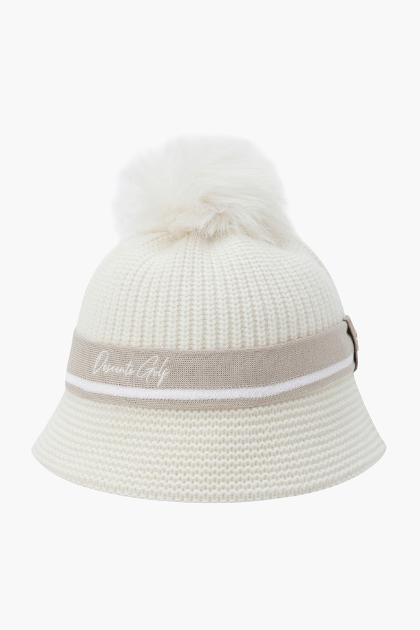 **여성 니트 폼 버킷햇 (DP42WFCPO4)**

부드러운 촉감이 특징인 여성용 니트 폼 버킷햇입니다. 울, 폴리아미드, 폴리에스터, 비스코스, 모달아크릴 등 다양한 소재를 사용하여 제작되어 따뜻하고 포근한 착용감을 선사합니다. 무지 디자인에 두꺼운 두께감으로 겨울철 보온성을 높였으며, 폼 장식이 탈부착 가능하여 다양한 스타일 연출이 가능합니다. 아이보리 그린(IVYG)과 멜란지 라벤더 그레이(MLGG) 두 가지 소프트한 컬러로 출시되어 겨울 데일리룩, 산책룩, 집콕룩 등 폭넓게 활용할 수 있는 미니멀, 클래식, 캐주얼 스타일의 모자입니다. 챙 길이는 6.5cm입니다.
