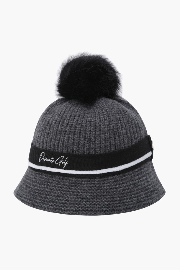 여성 니트 폼 버킷햇 (DP42WFCPO4)은 부드러운 감촉과 따뜻함을 선사하는 겨울철 필수 아이템입니다. 울, 폴리아미드, 폴리에스터, 모달아크릴, 비스코스 등 다양한 소재를 혼방하여 제작되었으며, 두꺼운 두께감으로 보온성을 높였습니다. 기본적이면서도 세련된 무지 디자인에 폼 디테일을 더해 포인트를 주었으며, 폼은 탈부착이 가능하여 다양한 스타일을 연출할 수 있습니다. 미니멀, 클래식, 캐주얼 룩에 모두 잘 어울리며, 겨울 데일리룩, 산책룩, 카페룩 등 다채로운 TPO에 활용하기 좋습니다. 아이보리 & 그레이시 그린(IVYG)과 멜란지 라이트 그레이(MLGG) 두 가지 소프트한 컬러로 출시되었습니다.
