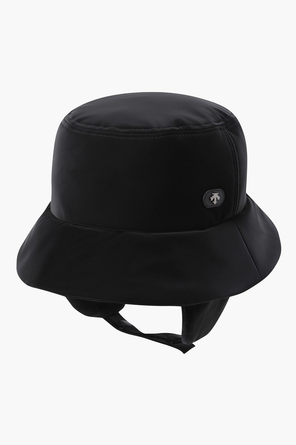 여성 귀달이 탈부착 패딩 발열 버킷햇 (DP42WFCPO3)는 겨울철 골프룩과 데일리룩에 모두 잘 어울리는 모자입니다. 부드러운 촉감의 폴리에스터, 폴리우레탄 혼방 소재로 제작되었으며, 7cm 챙 넓이의 무지 디자인으로 캐주얼, 클래식, 미니멀 스타일을 연출하기 좋습니다. 특히 발열 안감과 벨보아 이어워머가 적용되어 보온성을 극대화했으며, 귀달이 탈부착 기능으로 실용성을 더했습니다. 크라운 부분에도 발열 안감이 적용되어 추운 날씨에도 따뜻하게 착용할 수 있습니다.
