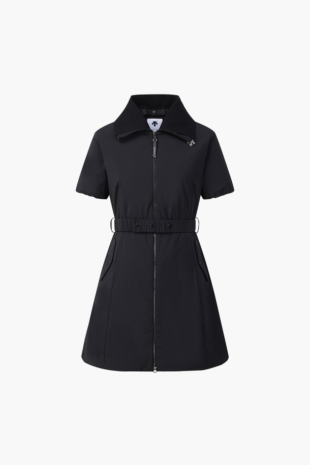 여성 카라 니트 신슐레이트 원피스 (DP32WFDJ93)는 겨울철 골프룩과 데일리룩으로 활용하기 좋은 스포티 스타일의 블랙 원피스입니다. 나일론, 폴리우레탄, 아크릴, 울, 폴리에스터 등 다양한 소재를 사용하여 보온성을 높였습니다. 반소매 기장의 두꺼운 두께감과 레귤러핏으로 편안한 착용감을 제공하며, 카라 디자인과 지퍼 여밈 방식으로 세련된 느낌을 더했습니다. 특히, 신슐레이트 충전재를 사용하여 가볍고 따뜻하며 발수, 방풍, 보온 기능을 갖춰 추운 날씨에도 쾌적하게 활동할 수 있습니다.
