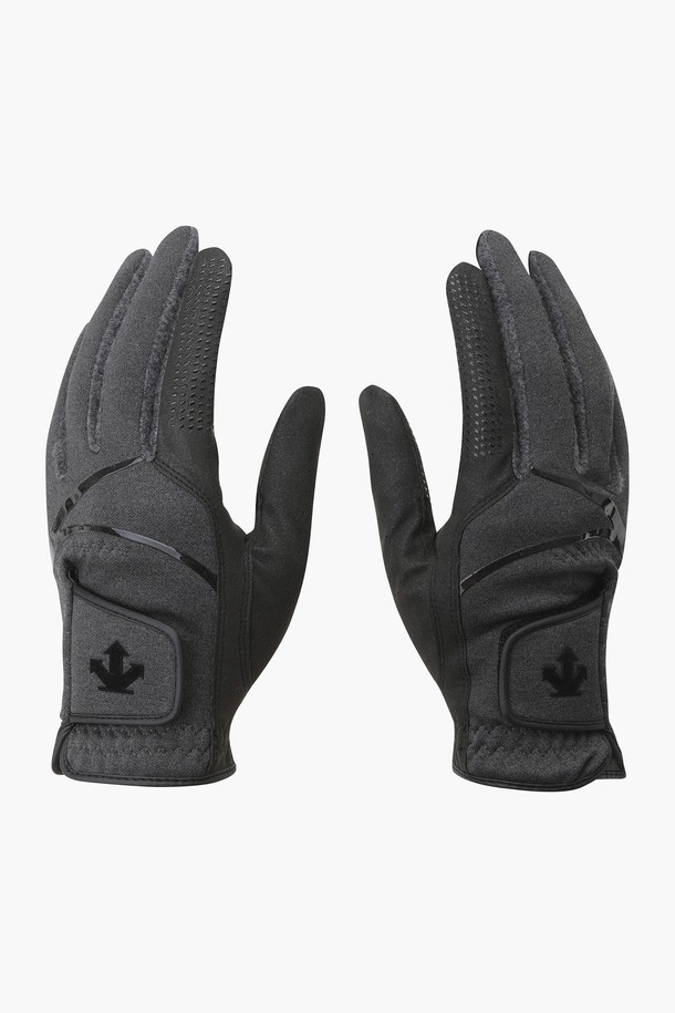 남성 방한 양손 장갑(DP42MFGLO2)은 겨울철 골프룩 또는 데일리룩에 적합한 남성용 장갑입니다. 부드러운 촉감의 기모 져지 원단을 사용하여 보온성을 높였으며, 360도 논슬립 패턴으로 미끄럼 방지 기능을 더했습니다. 폴리에스터, 폴리우레탄, 합성가죽 소재를 사용하여 내구성을 강화했으며, 두꺼운 두께감으로 추운 날씨에도 따뜻하게 착용할 수 있습니다. 클래식, 미니멀, 스포티한 스타일에 잘 어울리는 로고 패턴 디자인의 양손 장갑입니다.
