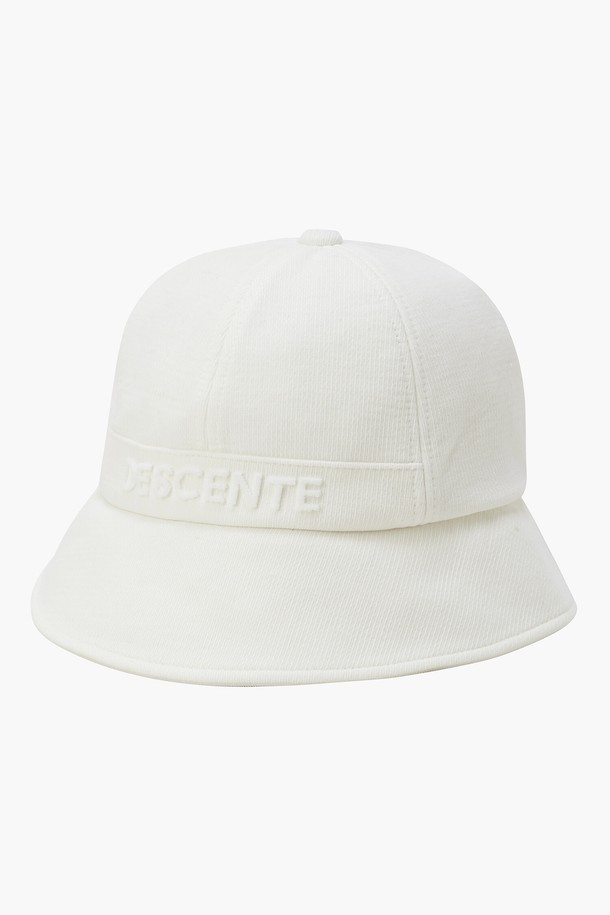 여성 라운드 버킷햇 (DP32WFCP92)은 캐주얼, 미니멀, 클래식 스타일을 추구하는 여성들을 위한 모자입니다. 일상과 골프룩에 모두 활용 가능한 디자인으로, 봄, 여름 시즌에 착용하기 좋습니다. 면, 레이온, 폴리에스터, 아크릴, 폴리우레탄 등 다양한 소재를 사용하여 제작되었으며, 챙 넓이는 7cm입니다. 라운드 쉐입과 레터 로고 자수 디테일이 특징이며, 머리를 묶은 상태에서도 편안하게 착용할 수 있습니다. 사이즈 조절 기능으로 편안한 착용감을 제공합니다. BLKG, IVYG, KHAG 세 가지 색상으로 만나보세요.
