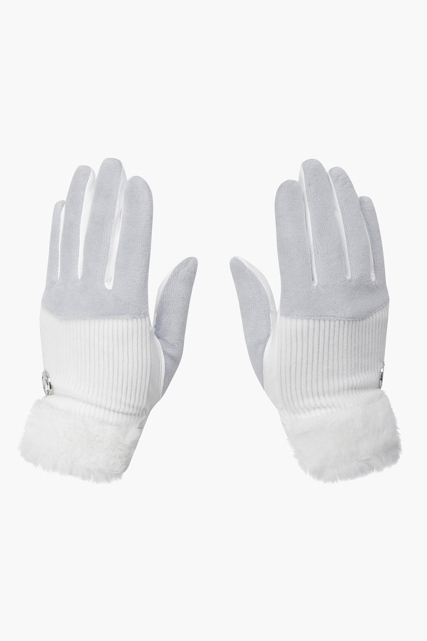 여성 퍼 방한 장갑 (DP42WFGLO2)은 겨울철 추위로부터 손을 따뜻하게 보호해 주는 방한 장갑입니다. IVYG, PIKG 두 가지 컬러로 만나볼 수 있으며, 부드러운 폴리에스터, 폴리우레탄, 면, 합성가죽, 플리스 소재를 사용하여 보온성을 높였습니다. 손목 부분의 퍼 디테일이 여성스러운 디자인을 더하고, 손바닥 부분의 극세사 패턴 논슬립 처리로 미끄럼 방지 기능까지 갖췄습니다. 캐주얼, 클래식, 미니멀 스타일의 겨울 데일리룩, 산책룩에 모두 잘 어울립니다.
