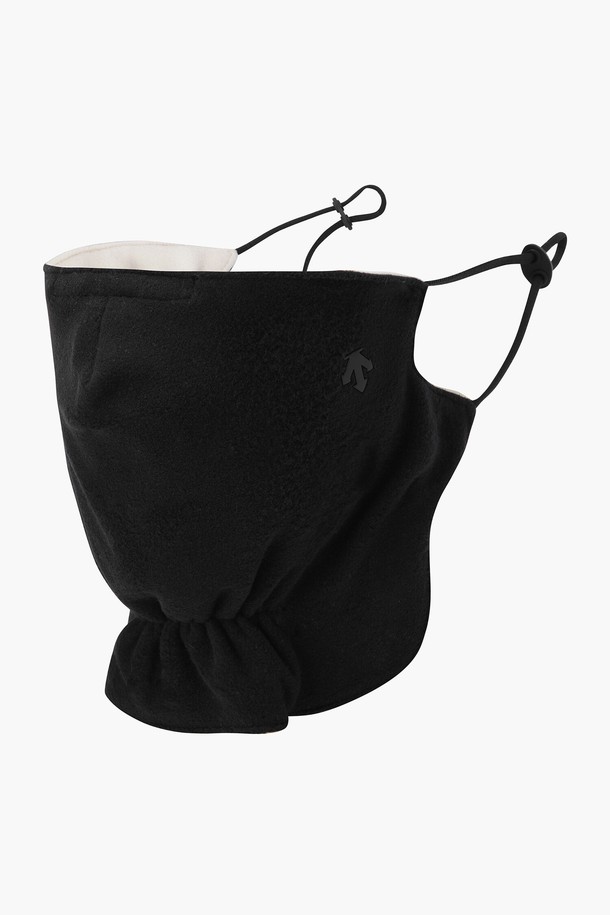 추운 겨울, 따뜻함과 스타일을 동시에 잡을 수 있는 여성 페이스 마스크 (DP42WFWMO1)입니다. 부드러운 플리스, 폴리에스터, 폴리우레탄 소재로 제작되어 뛰어난 보온성을 제공하며, 부드러운 촉감으로 편안한 착용감을 선사합니다. BLKG, IVYG 두 가지 색상으로 출시되어, 캐주얼 및 미니멀 스타일의 겨울 데일리룩에 잘 어울립니다. 귀 부분 토퍼와 내장 와이어, 개인 맞춤 조절 기능으로 더욱 실용적이며 편안하게 사용할 수 있습니다. 추운 날씨에도 얼굴을 따뜻하게 보호하며, 보온과 스타일을 모두 만족시키는 필수 아이템입니다.
