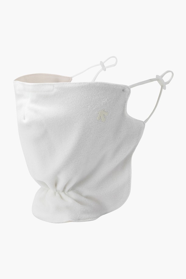 여성 페이스 마스크 (DP42WFWMO1)는 부드러운 플리스 소재로 제작되어 뛰어난 보온성을 제공하는 겨울철 필수 아이템입니다. 무지 디자인으로 캐주얼, 미니멀, 스포티 등 다양한 스타일 연출에 용이하며, 일상, 산책, 집콕 등 TPO에 맞춰 활용할 수 있습니다. 귀 부분 토퍼와 내장 와이어 디테일이 디자인의 포인트를 더하며, 사이즈 조절 기능으로 편안한 착용감을 선사합니다. 가로 22cm, 세로 16cm의 FR 사이즈로, BLKG, IVYG 두 가지 컬러 옵션을 제공합니다.
