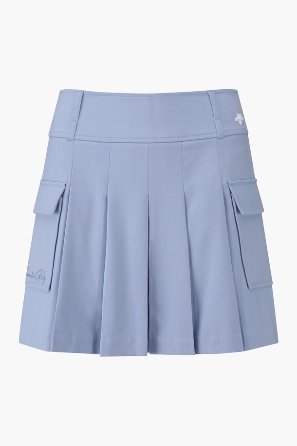 여성 플리츠-카고 볼포켓 스커트 (DP32WFSK94)는 봄, 여름 시즌에 어울리는 여성용 스커트입니다. 라이트 블루와 멜란지 그레이 두 가지 색상으로 만나볼 수 있으며, 캐주얼하고 스포티한 스타일을 연출합니다. 폴리에스터, 레이온, 폴리우레탄 혼방 소재로 제작되어 부드러운 촉감을 선사합니다. 미니스커트 기장에 플리츠 디자인이 특징이며, 카고 스타일의 볼 포켓이 일체형으로 디자인되어 실용성을 더했습니다. 안감이 있어 편안하게 착용 가능하며, 골프룩 또는 봄 소풍룩으로 활용하기 좋습니다.
