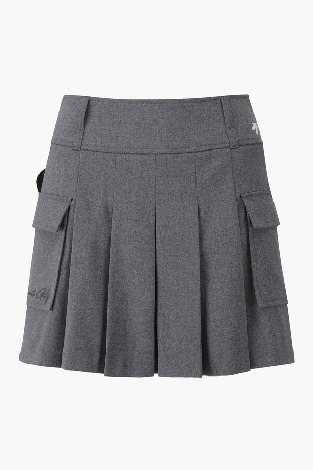 여성 플리츠-카고 볼포켓 스커트 (DP32WFSK94)는 트렌디한 스타일의 플리츠 스커트로, 일상과 골프룩에 모두 활용 가능합니다. LBLG, MLGG 두 가지 색상으로 출시되었으며, 사계절 내내 착용할 수 있습니다. 폴리에스터, 레이온, 폴리우레탄 혼방의 멜란지 원단으로 제작되어 부드러운 촉감을 선사합니다. 볼 포켓이 일체형으로 디자인되어 실용성을 높였으며, 니트 상의와 셋업하여 세련된 스타일을 연출할 수 있습니다. 안감이 있어 편안한 착용감을 제공하는 카고 플리츠 스커트입니다.
