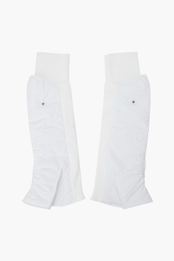 여성 패딩 발열 레그워머 (DP42WFWMN1)는 겨울철 따뜻함과 스타일을 동시에 잡을 수 있는 아이템입니다. 패딩과 골조직감의 믹스로 디자인되어 세련된 스포티, 미니멀, 클래식 스타일을 연출합니다. 발열 기능과 보온성을 갖춘 내측 안감으로 추운 날씨에도 따뜻하게 활동할 수 있으며, 라인을 잡아주는 디자인으로 다리 라인을 더욱 돋보이게 합니다. 블랙/그레이 (BLKG), 아이보리/그레이 (IVYG) 두 가지 색상으로 출시되었으며, 총 길이 59cm, 윗단 22cm, 밑단 14cm의 사이즈로 제작되었습니다. 골프룩 및 겨울 데일리룩에 활용하기 좋은 레그워머입니다.
