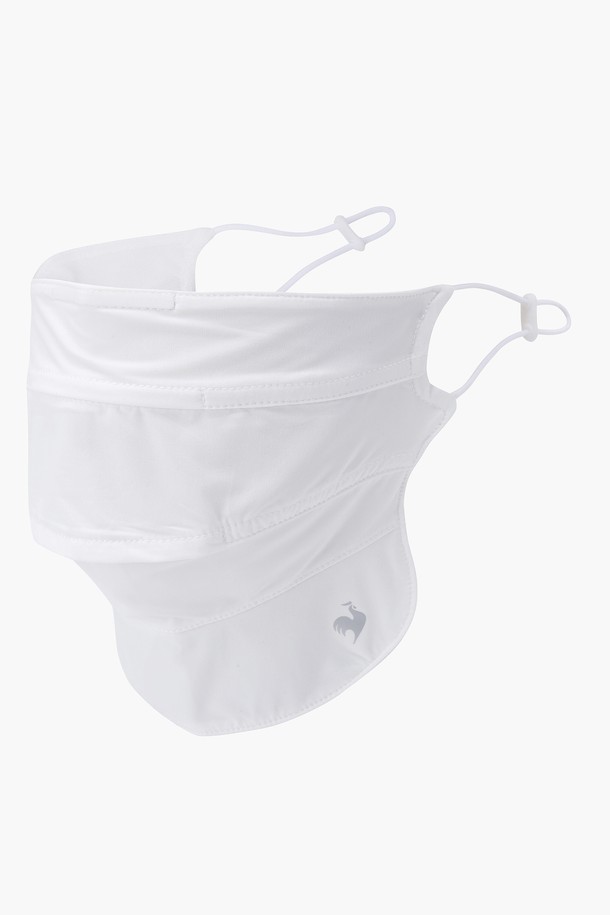 여성 냉감 주름 마스크 (GP222LSA45)는 여름철 골프 및 일상 활동에 적합한 마스크입니다. 나일론, 폴리에스터, 폴리우레탄 혼방 소재로 제작되어 냉감 기능과 흡습, 속건 기능을 제공합니다. 피부 톤을 살려주는 SKIN, WHITE 두 가지 색상으로 출시되었으며, 주름 디자인과 절개 라인으로 세련된 외관을 자랑합니다. 프리사이즈로 신축성이 뛰어나 편안한 착용감을 선사하며, 귀걸이 스트랩과 길이 조절 기능으로 얼굴에 맞게 조절 가능합니다. 코와 입 부분 절개로 통기성을 높여 쾌적하게 사용할 수 있습니다.
