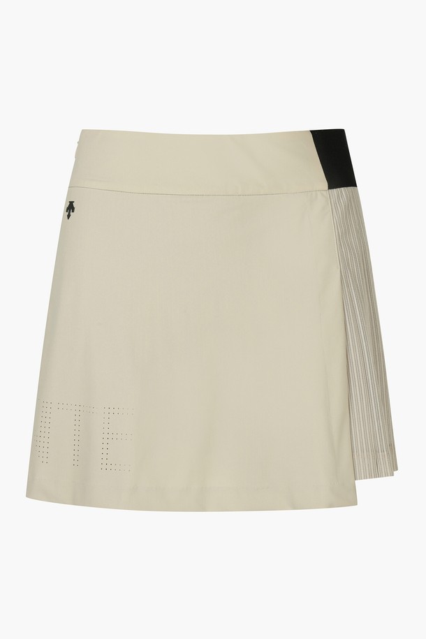 여성 매쉬믹스 플리츠 스커트 (DP22WFSK63)는 시원한 여름 시즌, 스포티한 골프룩을 연출하기에 적합한 미니스커트입니다. 라이트 베이지와 블랙 두 가지 색상으로 출시되었으며, 통기성과 흡습 기능이 뛰어난 나일론, 폴리에스터, 폴리우레탄 혼방 소재로 제작되었습니다. 플리츠 랩 디자인에 매쉬 소재를 믹스하여 활동성을 높였으며, 로고 타공 디테일로 포인트를 더했습니다. 미니멀한 스타일을 선호하는 여성 골퍼에게 세련된 라운딩룩을 완성해 줄 아이템입니다.
