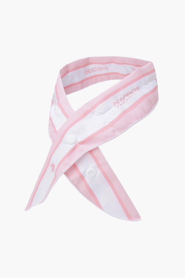 여성 냉감 멀티 스카프 (DP22WFCM42)는 시원한 여름을 위한 필수 아이템입니다. 물에 적시면 냉감 효과를 느낄 수 있으며, 골프룩, 휴가룩, 리조트룩 등 다양한 TPO에 활용 가능합니다. 캐주얼, 스포티, 리조트 스타일 연출에 적합하며, 세련된 레터링 디자인이 돋보입니다. 스냅 버튼으로 간편하게 고정할 수 있으며, 총길이 78cm, 폭 5.5cm의 FR 사이즈로 제작되었습니다. 폴리에스터 소재로 제작되어 가볍고 시원하며, 여름철 야외 활동 시 쾌적함을 선사합니다.
