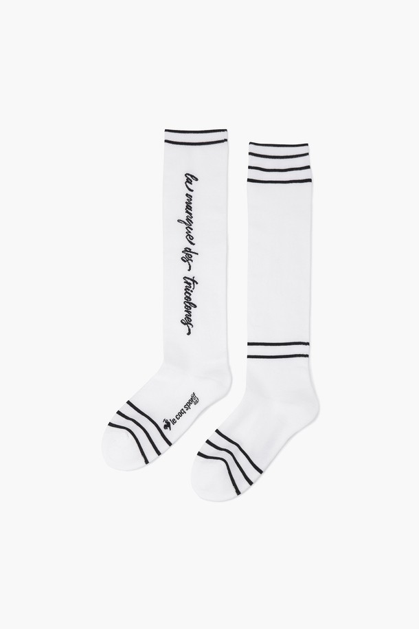 여성 로고 자카드 니삭스 (GP122LKS11)는 면, 나일론, 폴리에스터, 폴리우레탄 혼방 소재로 제작되어 부드러운 촉감과 뛰어난 신축성을 제공합니다. 무릎 아래까지 오는 니하이 기장으로, 로고와 자카드, 스트라이프 패턴의 세련된 디자인에 레터링 장식이 더해져 일상 및 골프 활동 시에도 멋스럽게 연출할 수 있습니다. 장시간 착용에도 편안함을 유지하여 활동성을 높여주는 여성 니삭스입니다.
