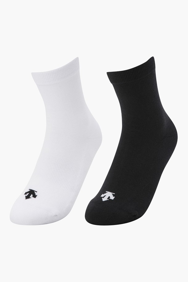 여성 골프룩에 어울리는 1+1 세트 쿼터 삭스입니다. 화이트와 블랙 두 가지 색상으로 구성되어 있으며, 발목 뒷부분에 배색 포인트를 주어 디자인 포인트를 더했습니다. 면, 나일론, 폴리에스터, 폴리우레탄 혼방 소재로 제작되어 사계절 내내 착용 가능하며, 발길이 23~25cm, 발목길이 13cm입니다. 미니멀, 클래식, 스포티한 스타일을 추구하는 여성 골퍼에게 적합한 아이템입니다. 무지 디자인으로 어떤 골프 의상에도 잘 어울립니다.
