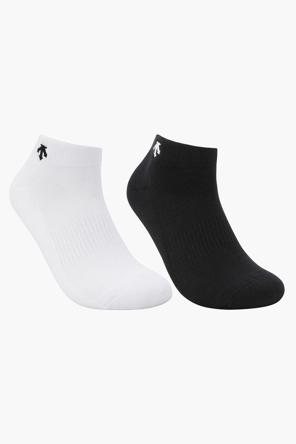남성 스니커즈 양말 SET (DP32MFSO81)는 사계절 내내 착용 가능한 남성용 스니커즈 양말 세트입니다. 화이트와 블랙 두 가지 색상으로 구성되어 있으며, 일상생활에서 캐주얼하고 미니멀한 스타일을 연출하기에 좋습니다. 면, 폴리에스터, 나일론, 폴리우레탄 혼방 소재로 제작되어 흡습 기능이 뛰어나며, 발길이 25~27cm, 발목길이 6cm로 제작되었습니다. 무지 디자인의 스니커즈 양말로, 어떤 옷에도 무난하게 매치할 수 있습니다.
