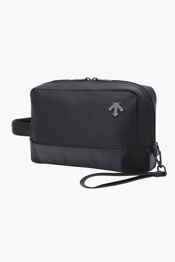 남성 나일론 경량 파우치 (DP32MFBG81)는 캐주얼 및 미니멀 스타일을 추구하는 남성을 위한 파우치입니다. 격자 무늬 디자인에 BLKG, DBEG 두 가지 색상으로 제공되며, 나일론, 폴리에스터, 폴리우레탄 혼방 소재로 제작되어 가볍고 튼튼합니다. 내부 포켓과 티꽂이 수납이 가능하며, 바닥 모서리 하드 원단 처리로 내구성을 높였습니다. 지퍼형 잠금 방식과 사각형 디자인으로 안정적인 수납이 가능하며, 골프룩에 잘 어울립니다. 가로 27cm, 세로 16cm, 폭 9.5cm, 중량 313g의 미디엄 사이즈로, 일상 및 골프 활동에 유용하게 활용할 수 있습니다.
