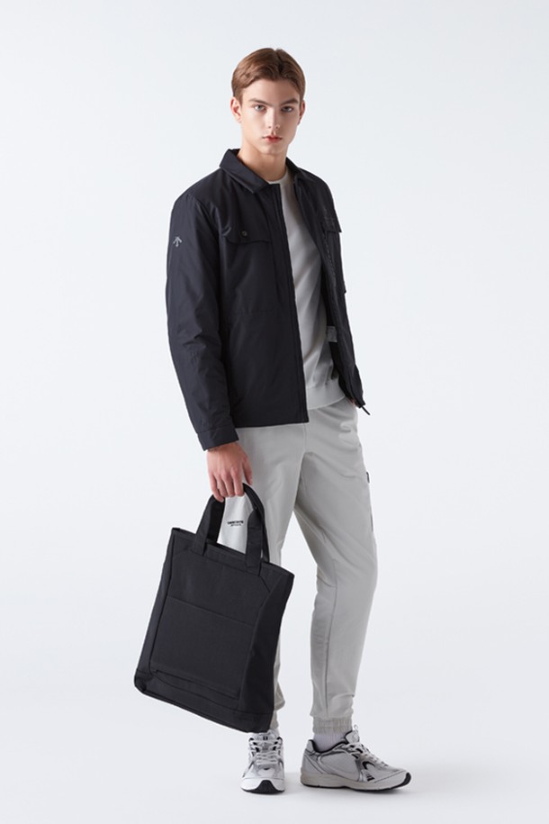 **[DUALIS] 스퀘어 토트백 블랙(SP323DBG80)**

세련된 남성 스타일을 완성하는 [듀얼리스] 스퀘어 토트백입니다. 나일론과 폴리에스터 혼방 소재로 제작되어 튼튼하며, 미디엄 사이즈의 블랙 컬러가 시크한 매력을 더합니다. 노트북 수납, 내부 및 외부 수납 공간, 캐리어 스트랩 등 실용적인 기능을 갖춰 일상, 여행, 통근 등 다양한 용도로 활용 가능합니다. 무지 패턴의 사각 디자인과 수직형 토트백 스타일은 미니멀, 클래식, 시크 룩에 잘 어울립니다. 넉넉한 수납공간으로 소지품을 효율적으로 정리할 수 있습니다.
