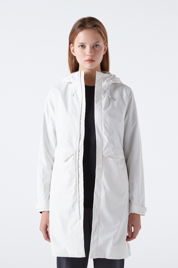 **[DUALIS] 여성 안감형 롱 웨더 코트 아이보리(SP312DJK92)**는 봄, 가을에 착용하기 좋은 여성 롱 코트입니다. 베이직한 디자인의 아이보리 컬러 웨더 코트로, 방수 기능이 있어 실용적입니다. 지퍼형 여밈 방식과 부드러운 촉감의 폴리에스테르, 나일론 혼방 소재로 제작되었으며, 안감과 후드 디테일이 돋보입니다. 레귤러핏으로 제작되어 출근룩, 가을 나들이룩 등 다양한 TPO에 활용 가능하며, 클래식, 미니멀, 캐주얼 스타일을 연출하기 좋습니다. 긴 소매 기장의 무지 코트입니다.
