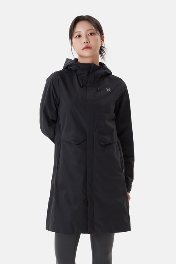 [DUALIS] 여성 안감형 롱 웨더 코트 블랙(SP312DJK92)는 방수, 방풍 기능을 갖춘 여성용 롱 웨더 코트입니다. 봄, 가을, 겨울에 착용하기 좋으며, 일상뿐만 아니라 아웃도어 활동에도 적합합니다. 레귤러핏으로 제작되었으며, 안감 처리가 되어 있어 보온성을 높였습니다. 허리 스트링과 소매 스터드 스트랩, 내부 허리 스트링 디테일로 다양한 스타일 연출이 가능하며, 지퍼형 여밈 방식으로 편안하게 착용할 수 있습니다. 캐주얼, 미니멀, 클래식 스타일을 즐겨 입는 분들께 추천하며, 출근룩, 겨울 데일리룩, 여행룩에 활용하기 좋습니다.
