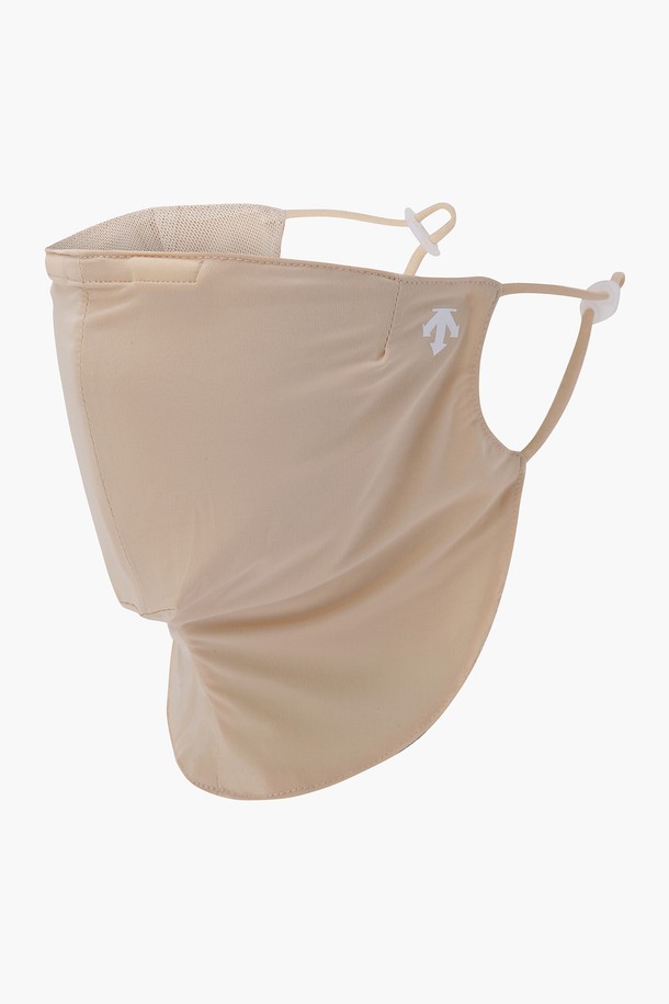 **여성 냉감 페이스 마스크 (DP22WFCM47)**는 시원한 착용감을 제공하는 골프룩 스타일의 여성 마스크입니다. 나일론, 폴리에스터, 폴리우레탄 소재로 제작되었으며, 부드러운 촉감과 가벼운 착용감을 선사합니다. 코 부분 와이어 내장과 귀 걸이 부분 스토퍼, 신축성 기능으로 편안한 착용감을 제공하며, SKNG, BWTG 두 가지 색상으로 출시되었습니다. 2024년 1월 한국에서 제조되었습니다.
