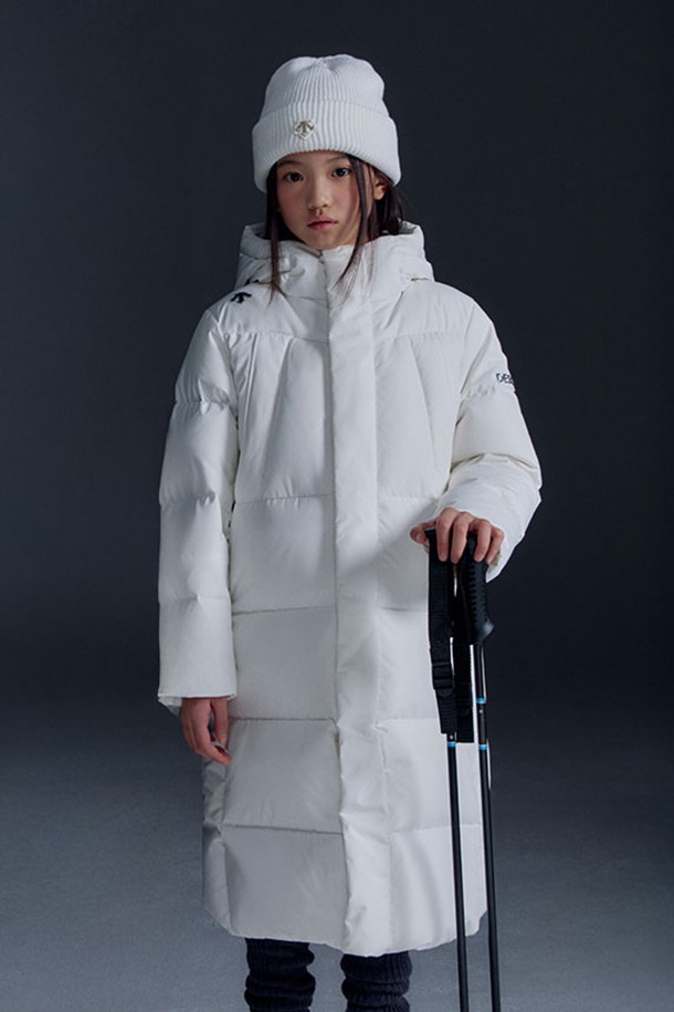 영애슬릿 캐논 롱 다운 재킷 화이트(SQ42JSDJO2)는 남녀공용으로, 스포티한 스타일을 연출하는 롱 다운 재킷입니다. 겨울철 스노우스포츠 및 일상생활에서 활용하기 좋으며, 릴랙스 핏으로 편안하게 착용할 수 있습니다. 방수 2L 원단과 오리솜털 80%, 오리깃털 20%의 충전재를 사용하여 높은 보온성을 제공하며, 다중 수납 포켓과 이중 넥라인으로 실용성을 더했습니다. 경량 구조에 긴 소매와 지퍼형 여밈 방식, 부드러운 촉감이 특징이며, 화이트와 블랙 두 가지 색상으로 출시되었습니다. 겨울 데일리룩과 여행룩에 미니멀하고 캐주얼한 무드를 더해보세요.
