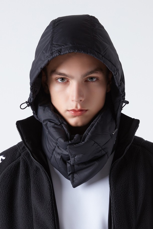 블랙 색상의 패딩 후드형 넥워머 SP423UWAO3입니다. 나일론과 폴리에스터 혼방 소재로 제작되어 겨울철 보온성을 책임집니다. 후드 디자인으로 캐주얼, 고프코어, 미니멀 스타일을 연출하며, 등산룩이나 캠핑룩에 매치하기 좋습니다. 두꺼운 두께감과 패딩 안감으로 뛰어난 보온성을 제공하며, 조임끈 디테일로 착용감을 조절할 수 있습니다. 일상생활뿐만 아니라 스포츠 활동 시에도 활용 가능한 실용적인 넥워머입니다.
