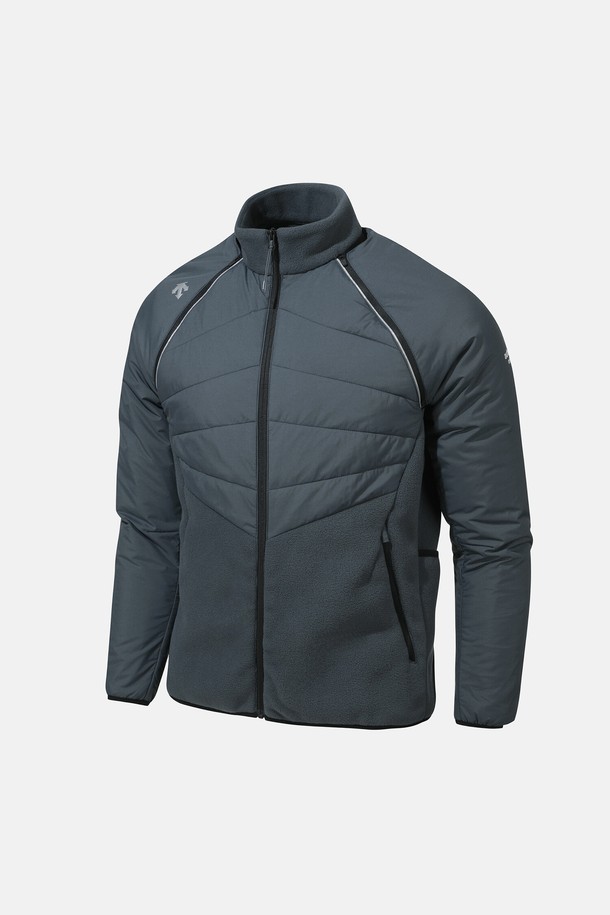 2-WAY 프리마로프트 러닝 재킷 다크 그레이 SP421RPDO1은 남녀공용으로 디자인되어 러닝 및 일상복으로 활용 가능한 아우터입니다. 다크 그레이 색상의 무지 디자인으로, 봄, 가을, 겨울 계절에 폭넓게 착용할 수 있으며, 스포티한 스타일을 연출합니다. 레귤러 핏, 집업 스타일의 긴 소매 패딩 재킷으로, 보온성과 경량성을 동시에 제공하는 프리마로프트 소재와 나일론 안감을 사용했습니다. 부드러운 촉감의 두꺼운 두께감으로 제작되어 활동적인 러닝룩과 캐주얼한 출근룩에 적합합니다.
