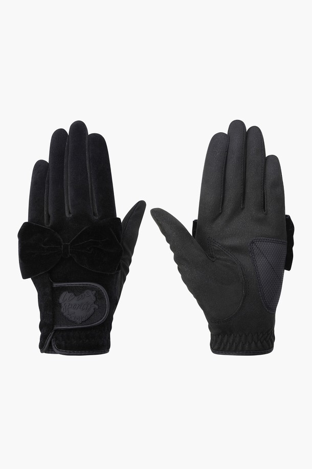 여성 리본 플리스 장갑 (GP422LGLO1)은 골프룩에 어울리는 클래식하고 미니멀한 디자인의 겨울용 장갑입니다. 부드러운 촉감의 플리스 소재와 면, 폴리에스터, 합성가죽을 사용하여 보온성을 높였습니다. 손등과 손바닥의 소재가 다르게 디자인되었으며, 19cm 사이즈로 제작되었습니다. 블랙, 화이트, 라이트그린 세 가지 색상으로 출시되었으며, 리본 장식이 여성스러운 분위기를 더합니다. 추운 겨울, 골프 라운딩 시 따뜻함과 스타일을 동시에 연출할 수 있는 아이템입니다.
