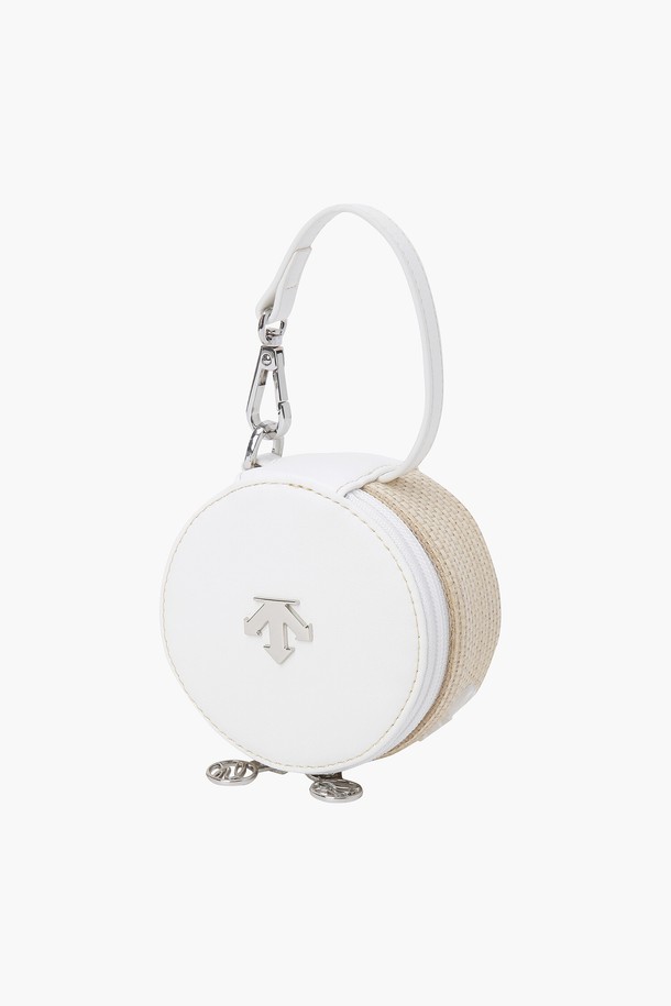 여성 라운드형 악세서리 홀더 (DP21WFET42)는 미니멀하고 캐주얼한 스타일의 여성용 악세서리 홀더입니다. 화이트 컬러의 라운드형 디자인으로, 폴리프로필렌과 폴리에스테르 소재로 제작되어 튼튼합니다. 걸이형으로 제작되어 공간 활용도가 높으며, 휴대하기 용이합니다. 일상생활에서 액세서리를 간편하게 보관하고 정리할 수 있도록 돕는 실용적인 제품입니다. 걸이용으로 디자인되어 다양한 장소에 걸어두고 사용할 수 있습니다.
