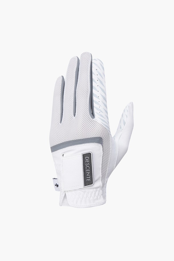 남성 골프를 위한 360 메쉬 왼손 장갑(DP12MFGL32)입니다. 스포티하면서도 클래식한 스타일로, 골프룩에 잘 어울립니다. 합성가죽, 나일론, 폴리우레탄을 사용하여 뛰어난 그립감과 통기성, 미끄럼 방지 기능을 제공합니다. 360도 패턴 메쉬 소재와 에어홀 디자인으로 쾌적한 착용감을 선사하며, 벨크로로 손쉽게 조절할 수 있습니다. 왼손 전용 장갑으로, BLKG, BWTG 두 가지 색상으로 제공됩니다.
