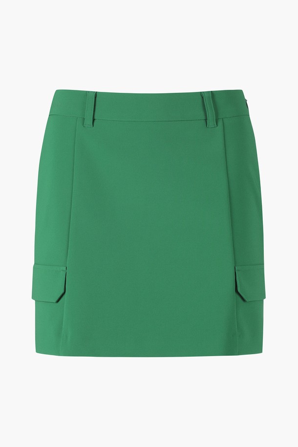 여성 카고 디테일 스커트 (DP12WFSK32)는 미니멀하고 스포티한 스타일을 추구하는 여성들을 위한 제품입니다. 골프 및 일상생활에서 모두 활용 가능한 디자인으로, 사계절 내내 착용할 수 있습니다. GRNG, LBGG 두 가지 색상으로 출시되었으며, 폴리에스터와 폴리우레탄 혼방 소재로 제작되어 신축성 있는 착용감을 제공합니다. 아웃포켓 디테일이 돋보이며, 무지 패턴으로 미니멀한 외관을 연출합니다. 카고 스커트 타입으로 활동성을 높였으며, 데일리룩과 골프룩 모두 활용하기 좋습니다.
