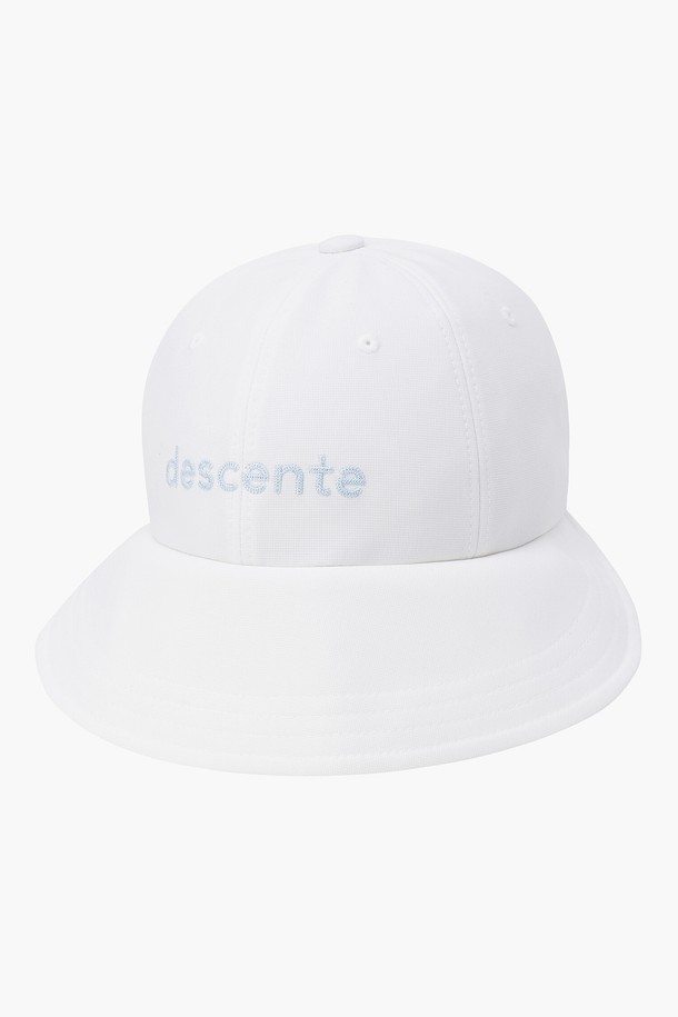 여성 레터 로고 변형캡 (DP12WFCP34)은 봄, 여름 시즌에 어울리는 여성 볼캡입니다. 캐주얼, 미니멀, 스포티한 스타일을 연출하기 좋으며, 여행룩, 휴가룩에 매치하기 좋습니다. 폴리에스터, 레이온, 폴리우레탄 혼방 소재로 제작되었으며, 자외선 차단 기능이 있습니다. 챙 넓이는 7.5cm이며, 옆선 디자인과 레터 로고 패턴이 특징입니다. BWTG, LBGG 두 가지 컬러로 만나보세요.
