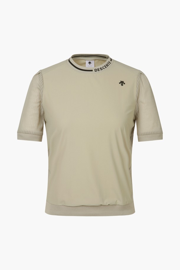 여성 매쉬믹스 반팔 티셔츠 (DP22WFNS65)는 여름철 골프 및 스포츠 활동에 적합한 스포티 스타일의 반팔 티셔츠입니다. 가볍고 통기성이 뛰어난 나일론, 폴리에스터, 폴리우레탄 혼방 소재를 사용하여 얇고 부드러운 착용감을 제공합니다. 등판 매쉬 디자인과 하이브리드 디자인으로 활동성을 높였으며, 라운드넥과 레귤러핏으로 편안한 핏을 연출합니다. 무지 패턴에 BLKG(블랙), LBGG(라임그린) 색상으로 출시되어 미니멀하면서도 캐주얼한 스타일을 완성합니다.
