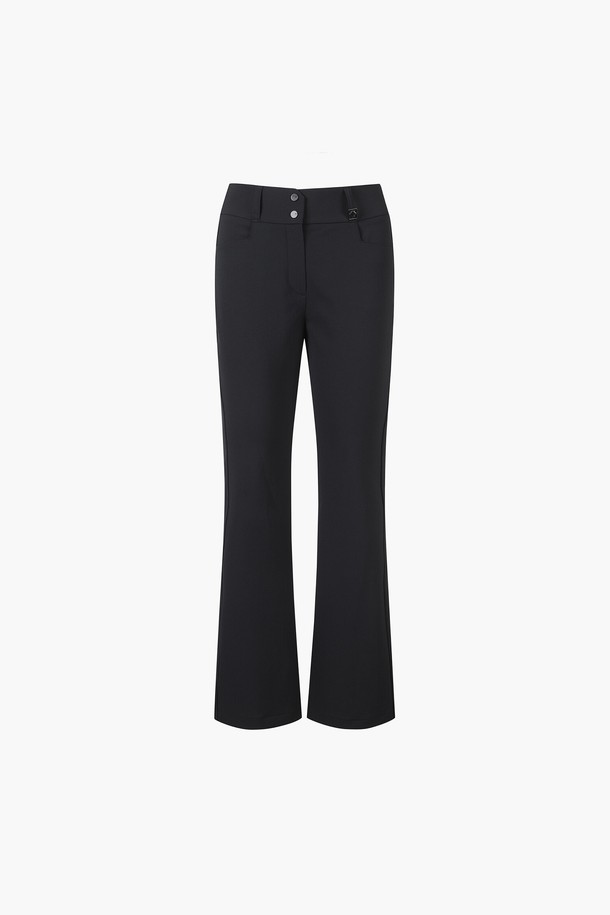 여성 냉감소재 부츠컷 팬츠 (DP22WFPT44)는 시원한 여름철 골프 및 일상 활동에 적합한 스포티 스타일의 긴바지입니다. 폴리에스터와 폴리우레탄 혼방의 냉감 소재를 사용하여 얇고 신축성 있는 착용감을 제공하며, 무지 디자인과 부츠컷 핏으로 다리가 길어 보이는 효과를 줍니다. 밑단 트임과 옆선 장식이 포인트이며, "골프룩"과 "미니멀" 스타일을 선호하는 여성에게 추천합니다. BLKG, BWTG, LBGG 세 가지 색상으로 출시되었습니다.
