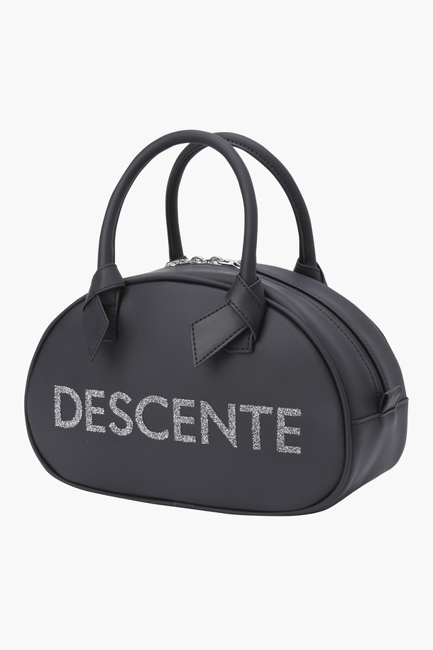 데상트(Descente) 여성 크리스탈 컬렉션 미니백 (DP21WFBG43)은 고급스러운 무드를 연출하는 골프룩 스타일의 미니 백입니다. 블랙 컬러의 합성피혁 소재로 제작되었으며, 반원 형태에 로고 패턴과 크리스탈 장식이 포인트로 더해졌습니다. 지퍼형 잠금 방식으로 내용물을 안전하게 보관할 수 있으며, 골프 활동 시 필요한 소지품을 간편하게 수납할 수 있습니다. 미니멀하면서도 클래식한 디자인으로 어떤 골프 의상에도 잘 어울립니다.
