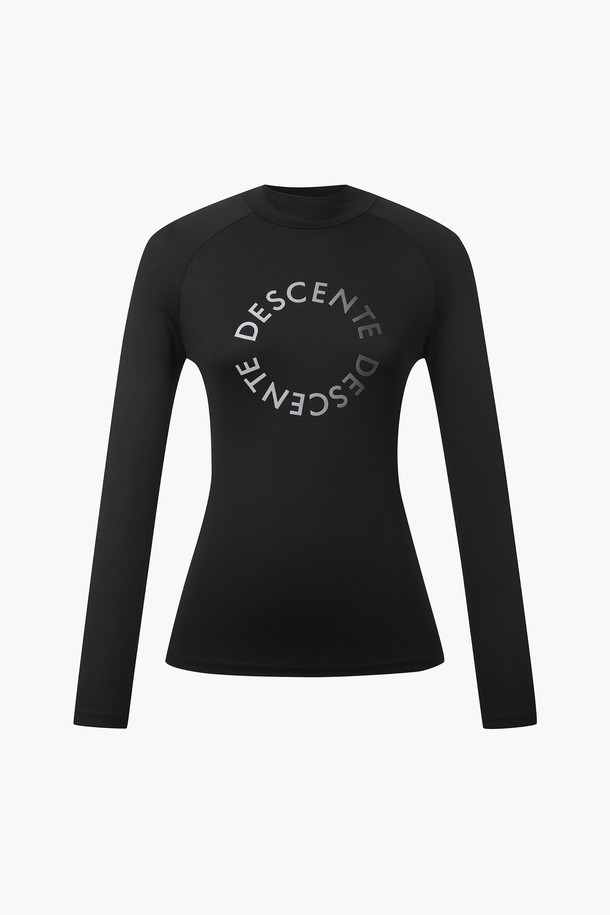 여성 하이넥 냉감 티셔츠 (DP12WFTL33)는 스포티한 스타일의 골프룩을 위한 티셔츠입니다. 시원한 여름철 라운딩을 위해 나일론과 폴리우레탄 혼방 소재로 제작되어 얇고 가벼운 착용감을 제공하며, 뛰어난 냉감 기능을 갖췄습니다. 레귤러핏에 긴 소매 기장으로 디자인되었으며, 하이넥 라인으로 활동적인 움직임에도 편안함을 선사합니다. 데상트 이니셜과 스피릿 로고 프린트가 포인트로 더해져 세련된 디자인을 완성합니다. BLKG, BWTG 두 가지 컬러로 출시되었습니다.
